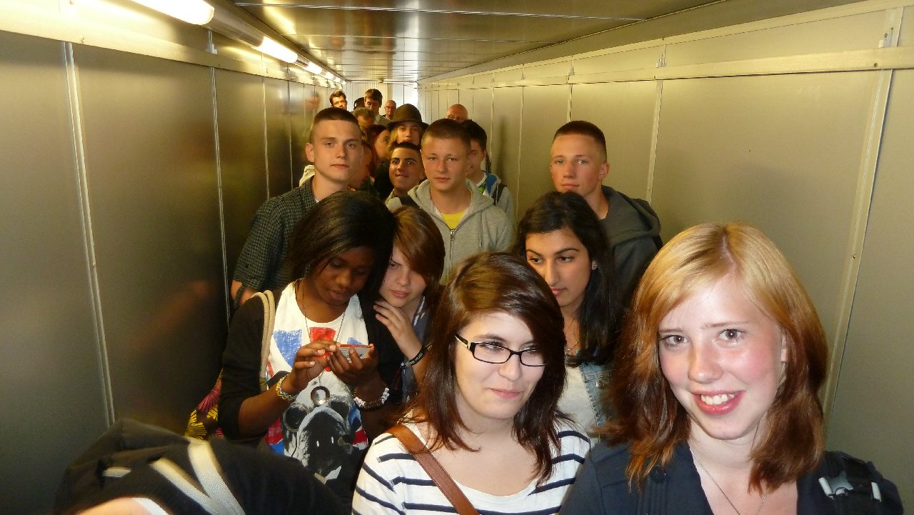 <i><b>London-025</b></i>