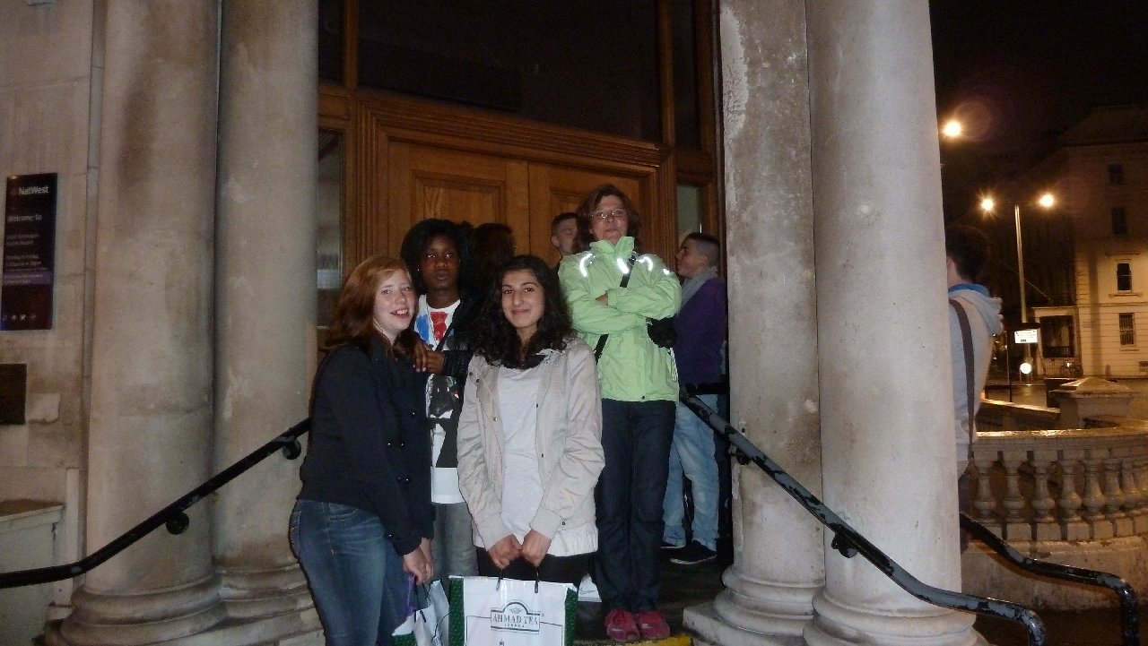 <i><b>London-040</b></i>