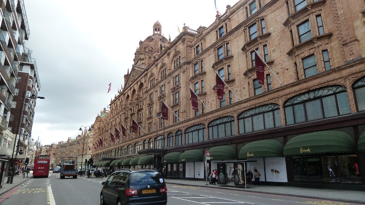 <i><b>London-046</b></i>