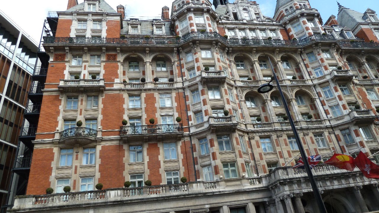 <i><b>London-052</b></i>