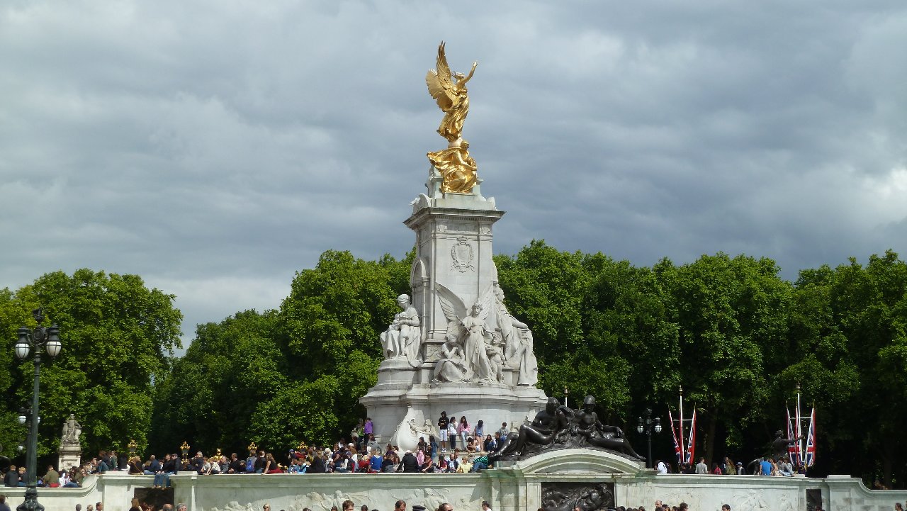 <i><b>London-086</b></i>