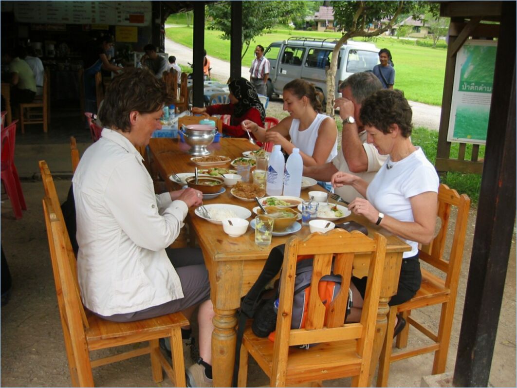 <b>0090-Lunch_im_Karen_Dorf</b>