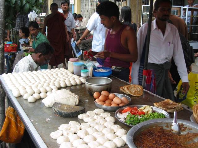 Straenverkufer in Yangon