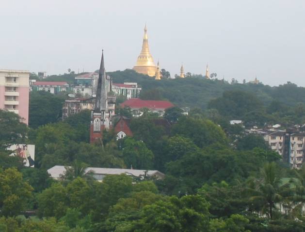 Blick auf die Shwegadon Pagoda