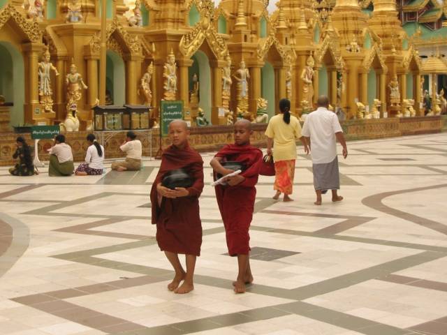 Buddh. Mnche in der Shwegadon Pagoda