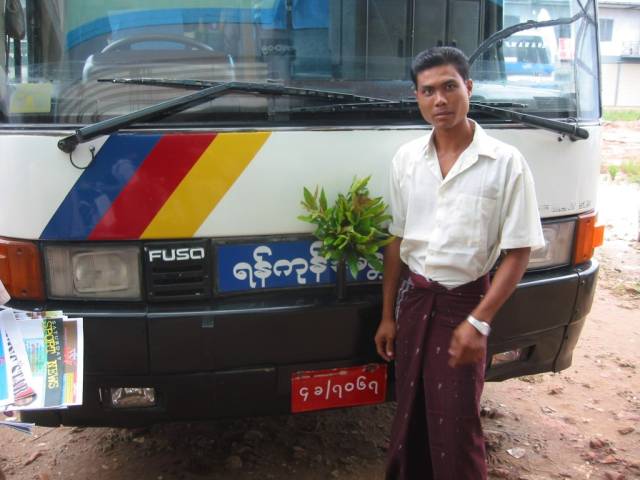Am Busbahnhof in Yangon - Unser Busfahrer