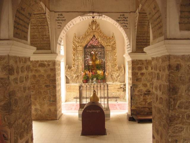 Im Tempel auf dem Mandalay Hill