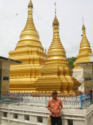 Drei goldene Stupas (enth. buddh. Reliquien)