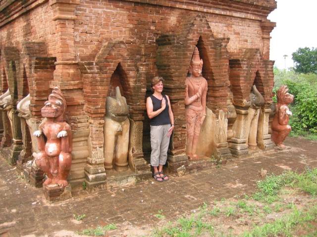 Andrea vor einer Stupa