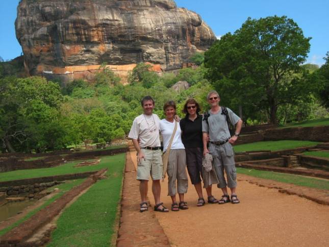 <i>Wir am Felsen von Sigiriya</i>