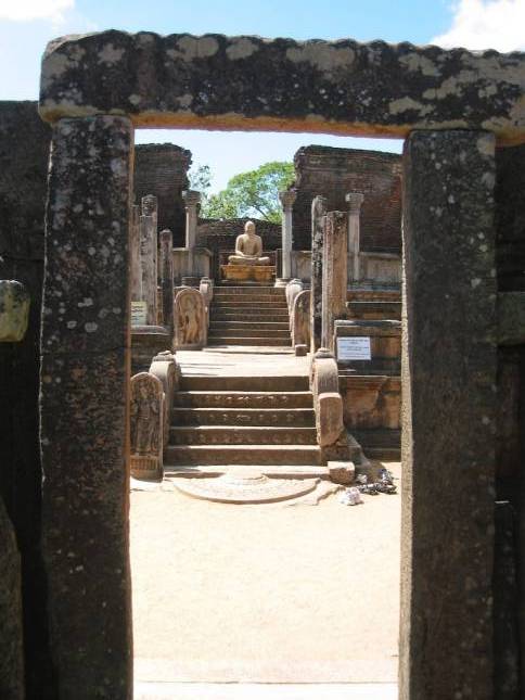 <i>Zugang zum Vatadage-Tempel</i>
