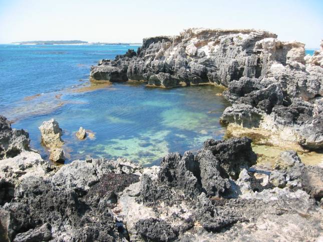 <i><b>Am Strand von Rockingham</b></i>