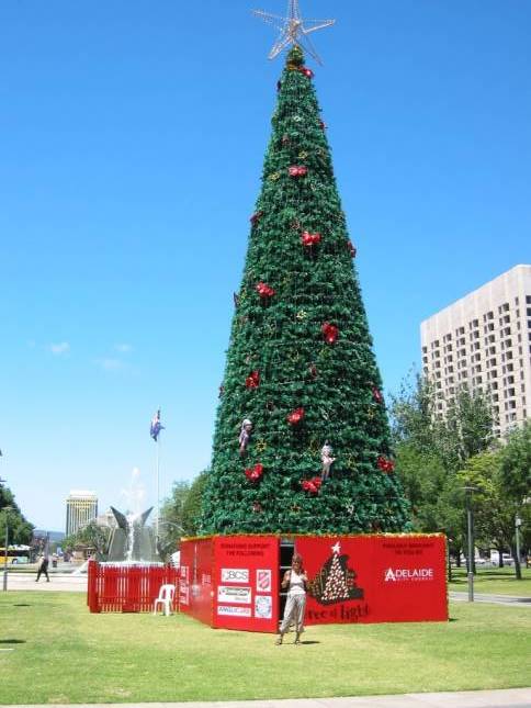 <i>Andrea vor dem Weihnachtsbaum</i>