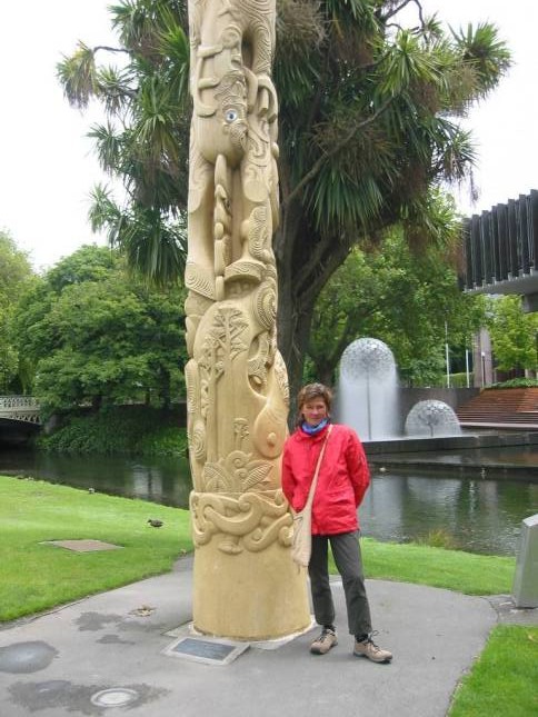 <i>Andrea mit Maori-Pfahl</i>