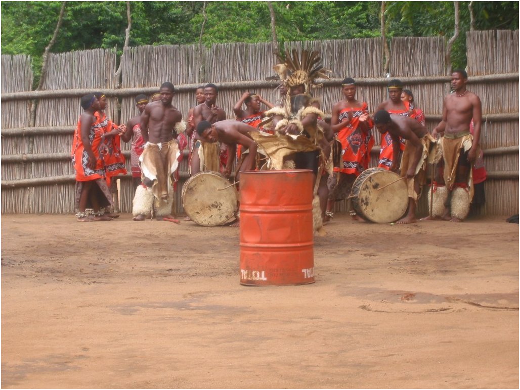 <i>0034-Tanz_im_Swazi_Cultural_Centre</i>