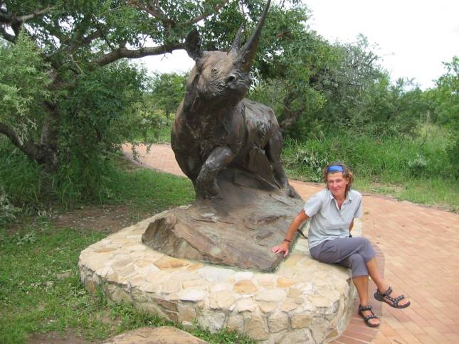 <i>Andrea und Rhino-Skulptur am Centenary-Center</i>