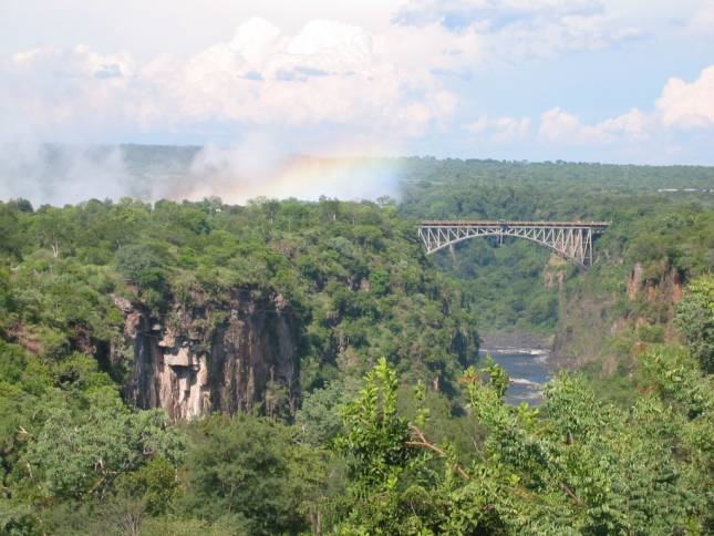 <i><b>Blick vom Victoria Falls Hotel</b></i>