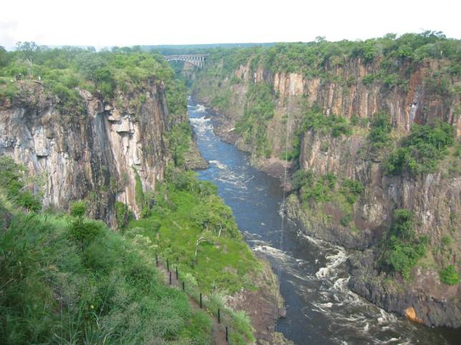 <i><b>Blick vom Victoria Falls Hotel</b></i>