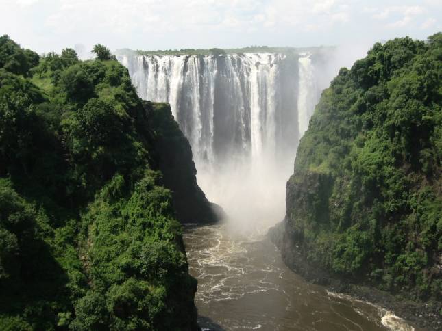 <i><b>Vic Falls - gesehen von der sambischen Seite</b></i>