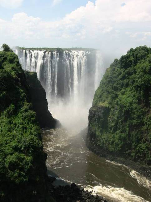 <i><b>Vic Falls - gesehen von der sambischen Seite</b></i>